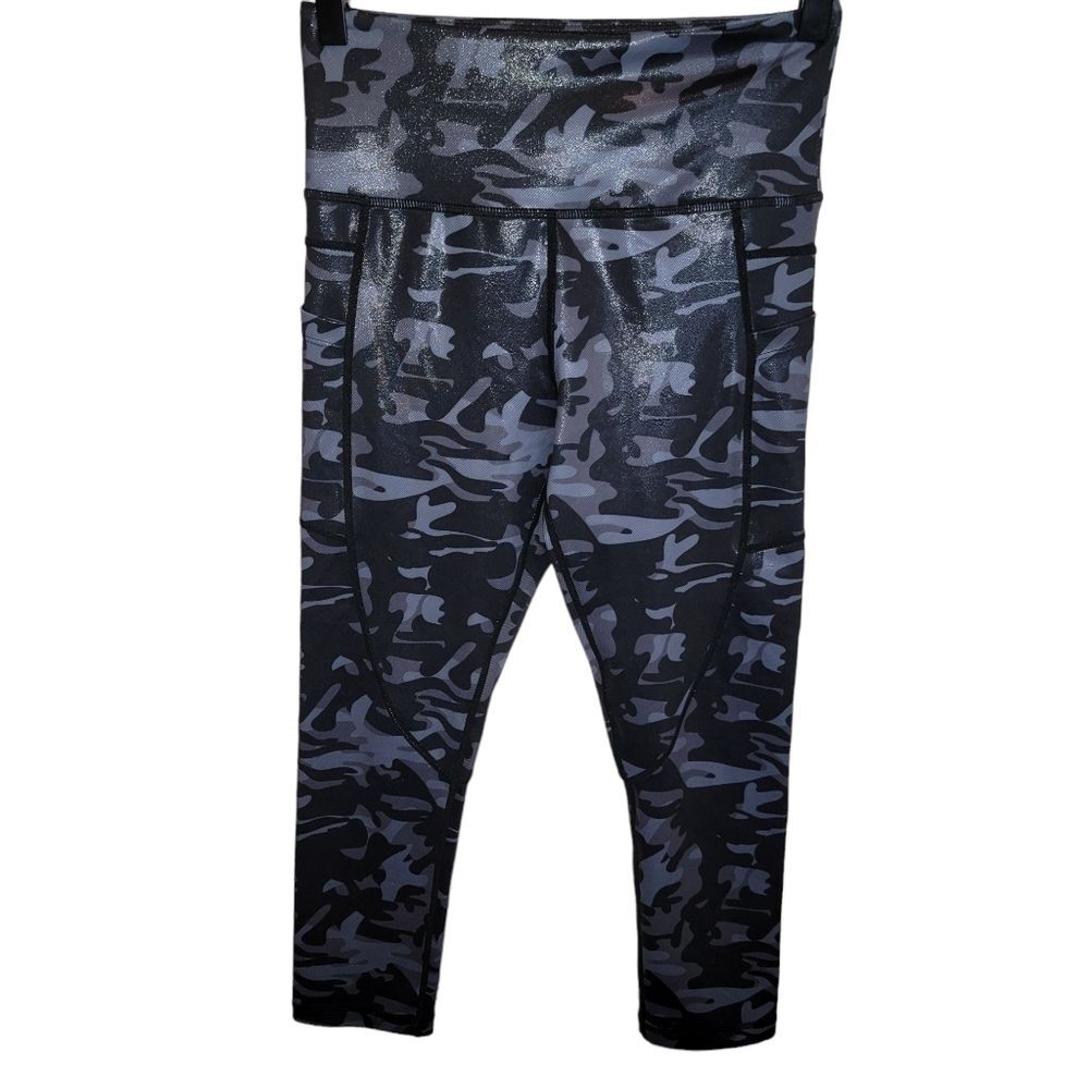 Zyia black camo metallic pocket light n tight high rise Capri legging size 4